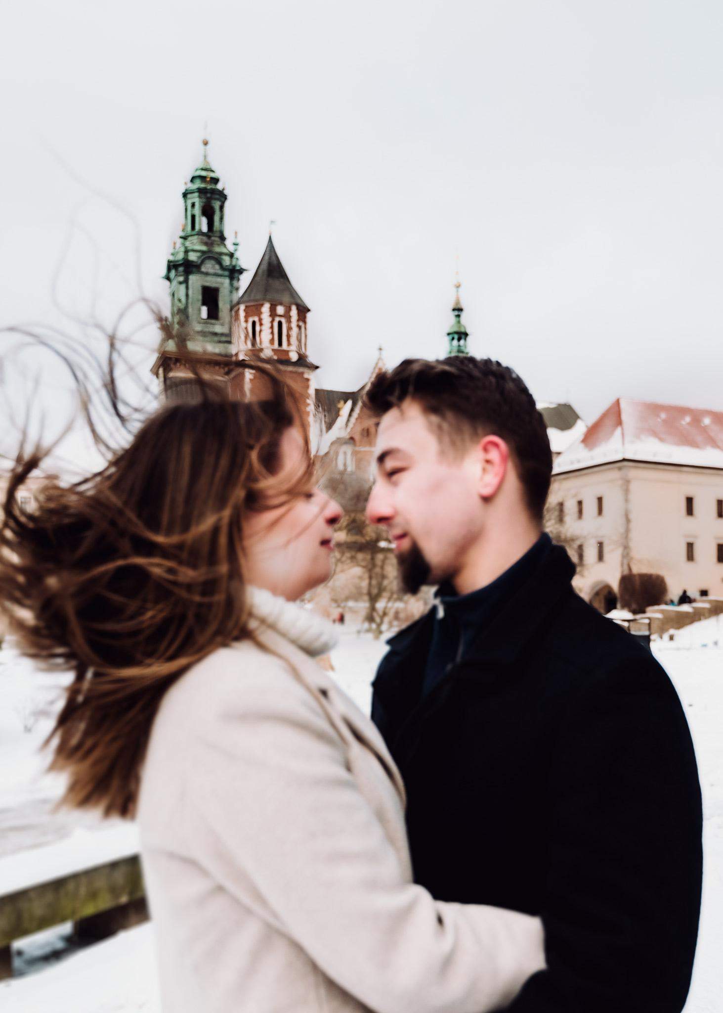 Para obejmująca się na tle krakowskiego miasta